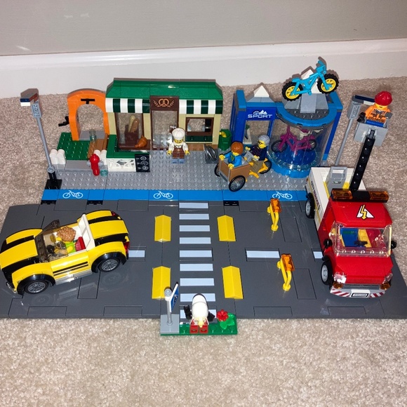 Lego Shopping Street - 60306 retired - Picture 1 of 5
